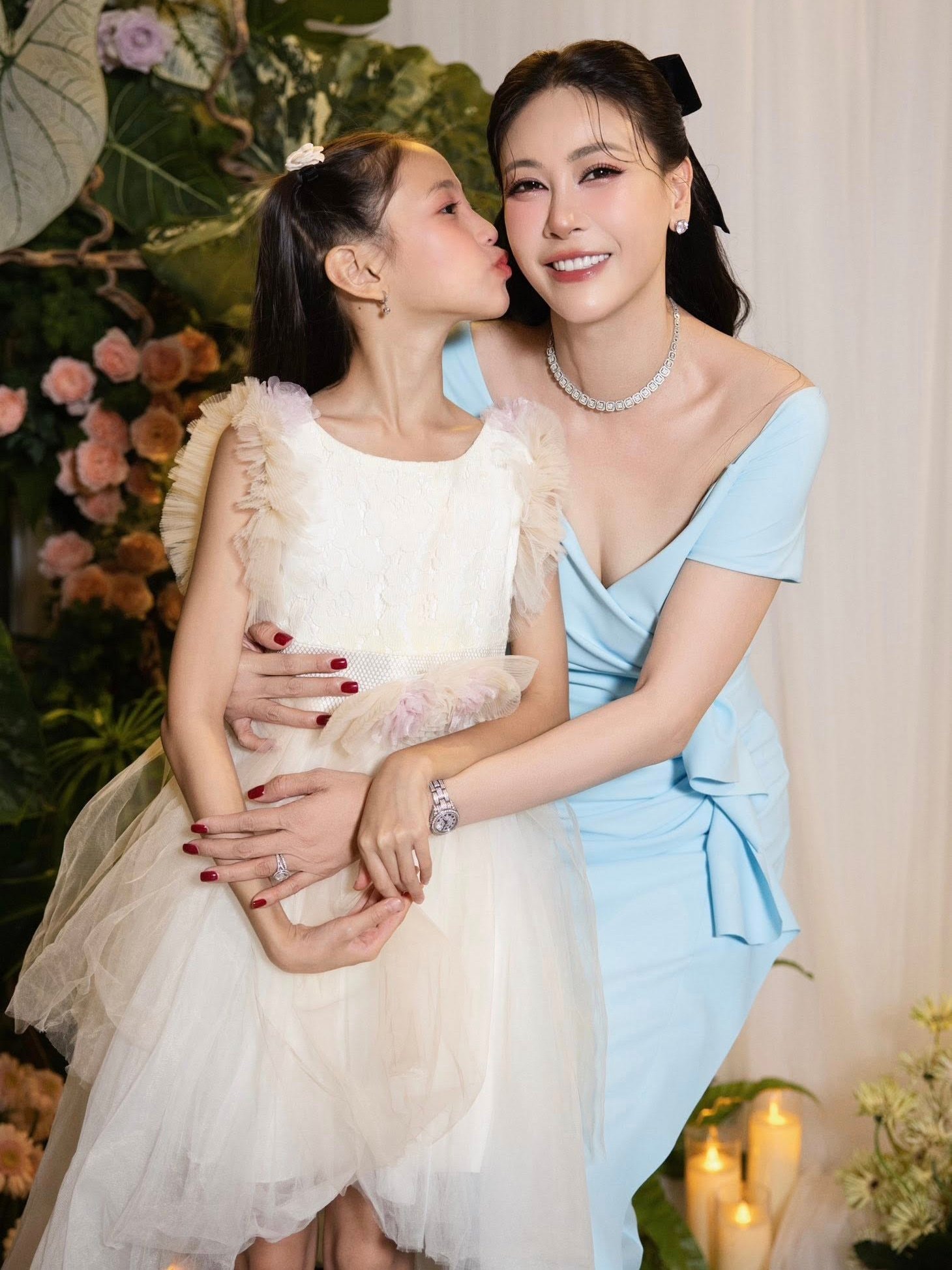 Sao Việt 18/5: Hòa Minzy nhận tin vui, Hà Kiều Anh đón tuổi mới bên chồng con - 4