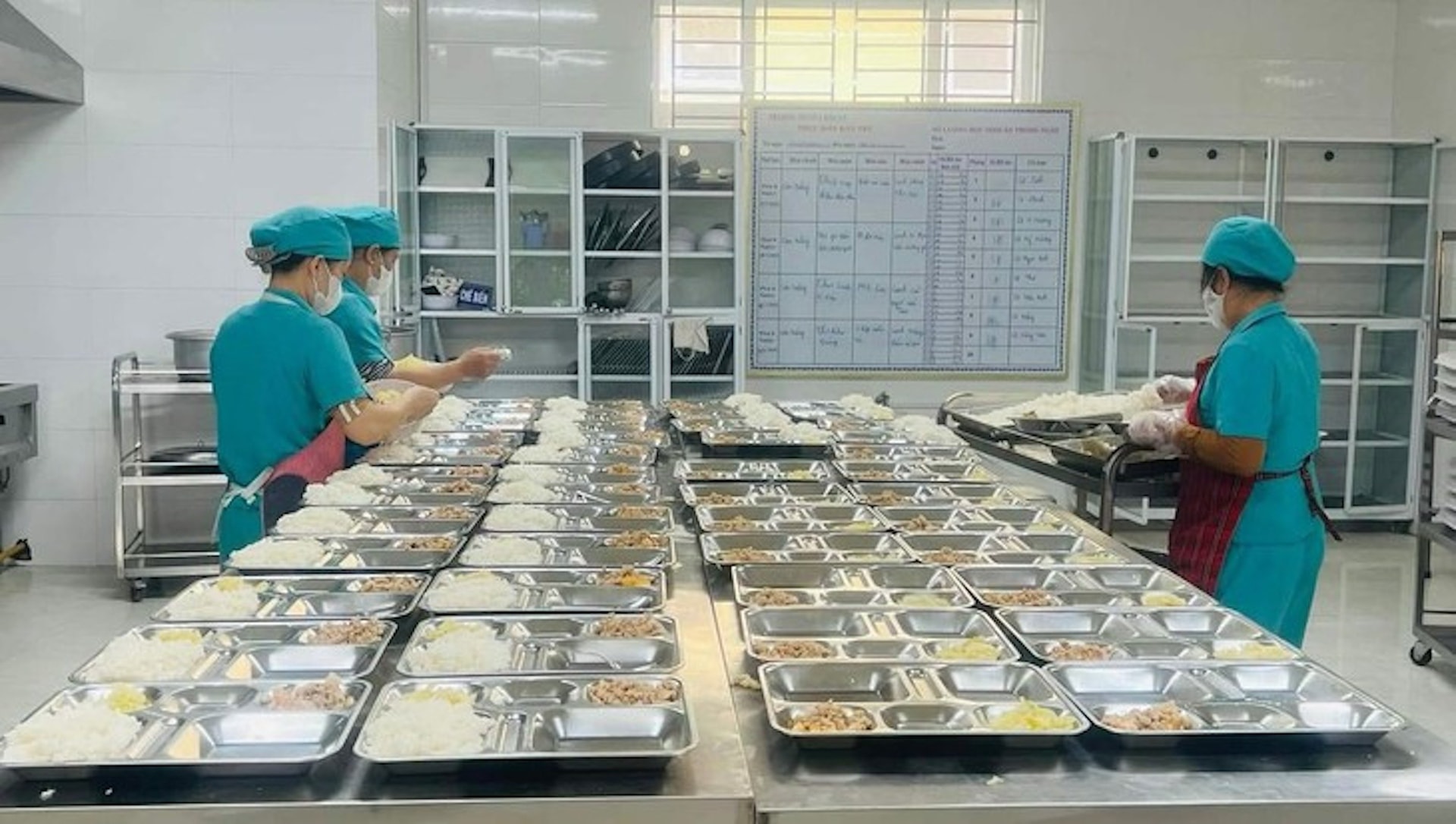 Bữa ăn bán trú của học sinh ở Quảng Bình. (Ảnh: CTV)