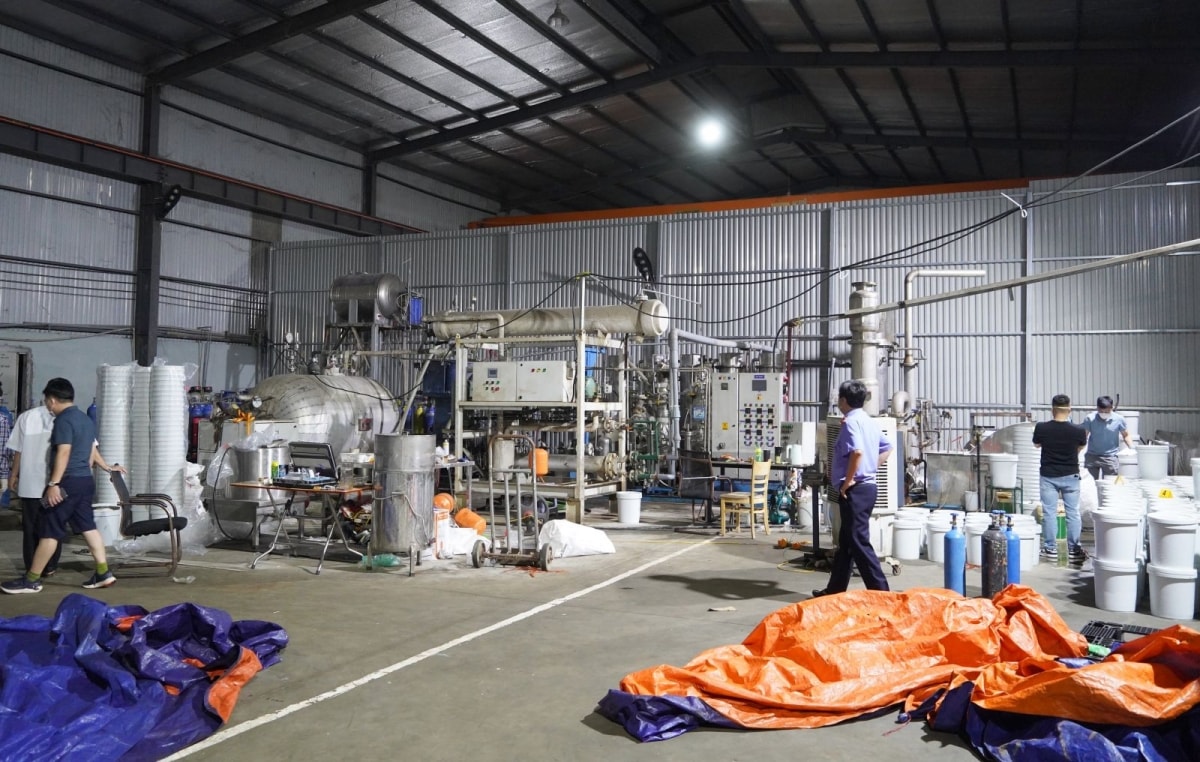 triệt phá đường dây sản xuất khí cười quy mô lớn, bắt 11 đối tượng hình ảnh 1 triet pha duong day san xuat khi cuoi quy mo lon, bat 11 doi tuong hinh anh 1