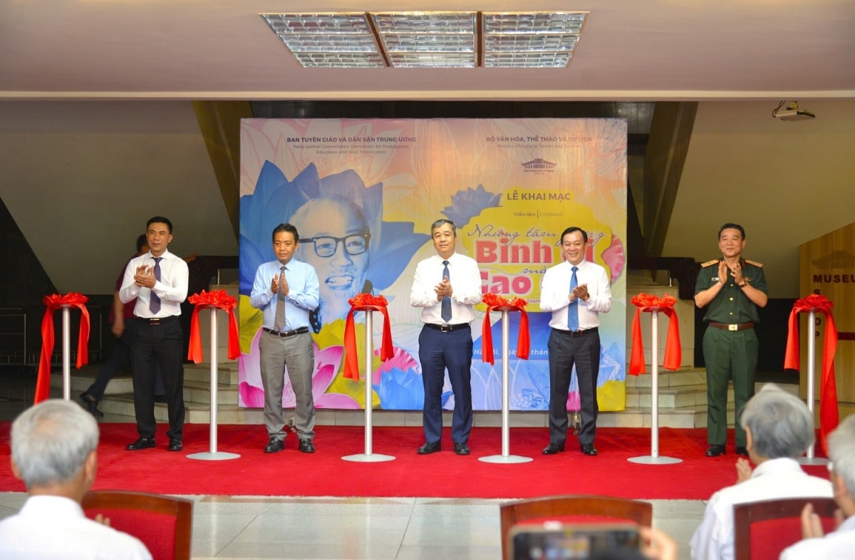 khai mạc triển lãm những tấm gương bình dị mà cao quý năm 2025 hình ảnh 2 khai mac trien lam nhung tam guong binh di ma cao quy nam 2025 hinh anh 2