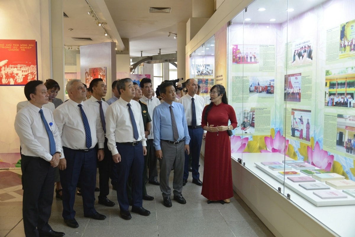 khai mạc triển lãm những tấm gương bình dị mà cao quý năm 2025 hình ảnh 3 khai mac trien lam nhung tam guong binh di ma cao quy nam 2025 hinh anh 3