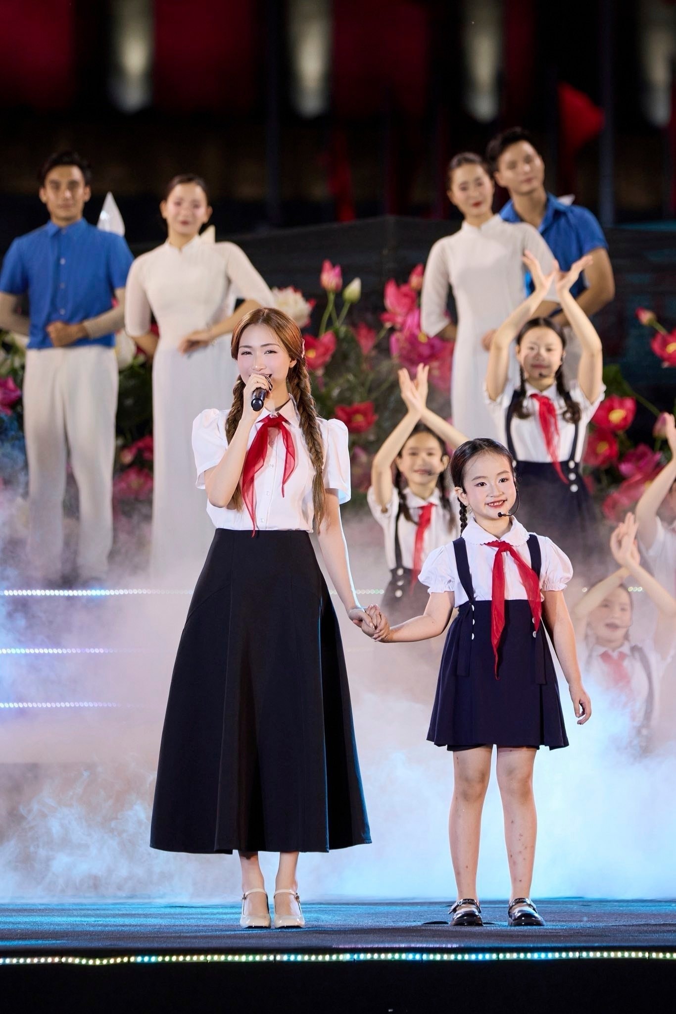 Sao Việt 19/5: Thanh Hằng thả dáng nóng bỏng, Văn Mai Hương xem Lady Gaga - 8