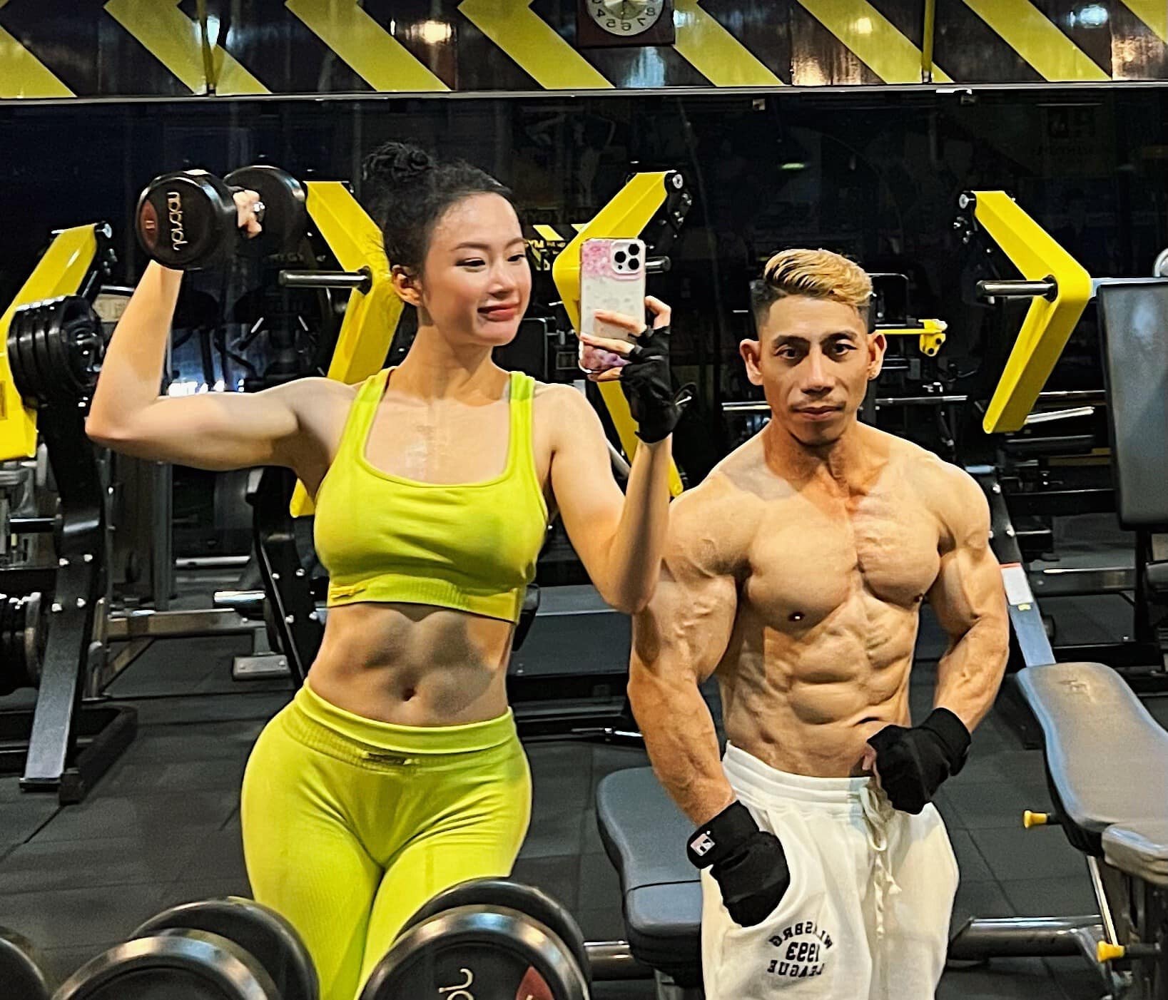 Khoảng 2 tháng nay, nữ diễn viên theo chương trình tập luyện cường độ cao cùng huấn luyện viên là lực sĩ Phạm Văn Mách vì trước đó bỏ bê gym dẫn đến giảm 12kg, sức khỏe kém.