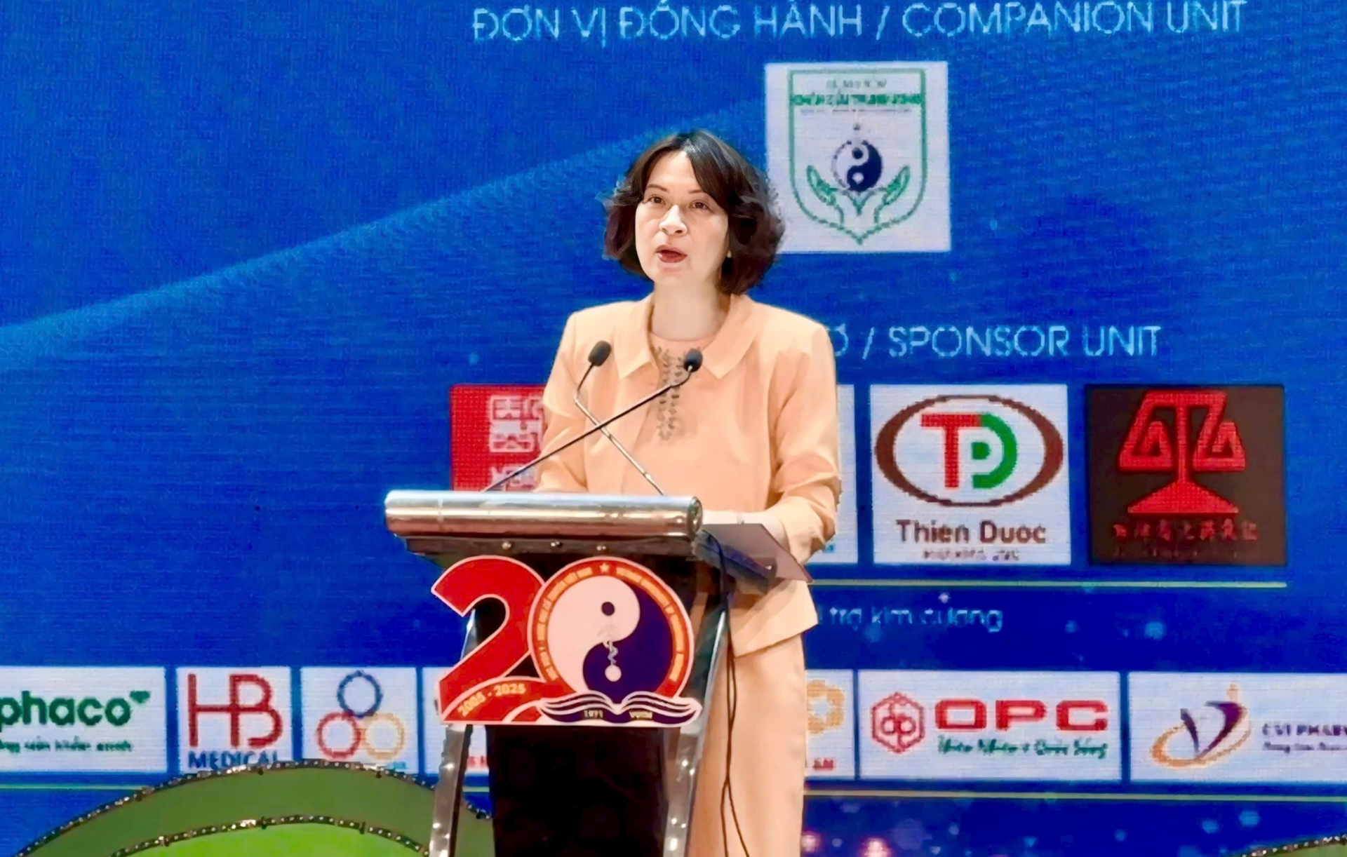Thứ trưởng Bộ Y tế PGS.TS Nguyễn Thị Liên Hương phát biểu tại hội thảo.