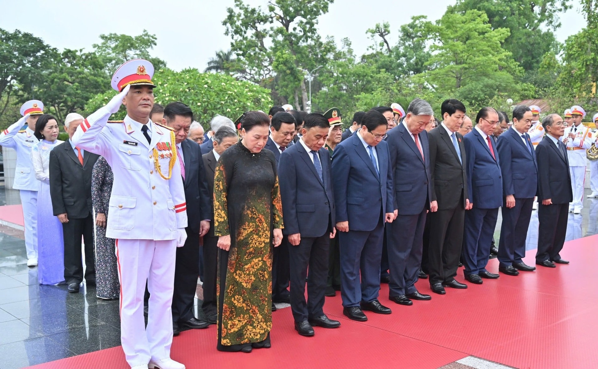 Lãnh đạo, nguyên lãnh đạo Đảng, Nhà nước tưởng nhớ các Anh hùng liệt sĩ. (Ảnh: VGP)