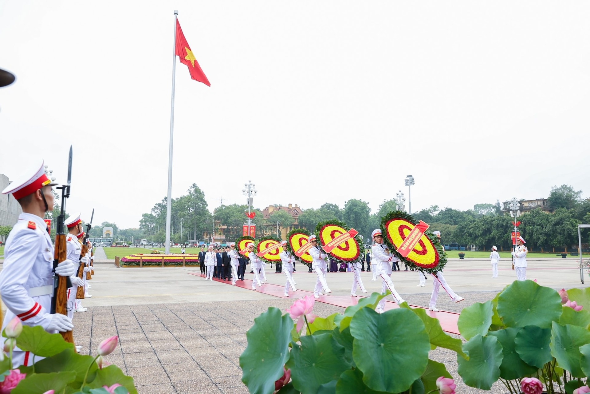 Đoàn lãnh đạo, nguyên lãnh đạo Đảng, Nhà nước vào Lăng viếng Bác. (Ảnh: VGP)