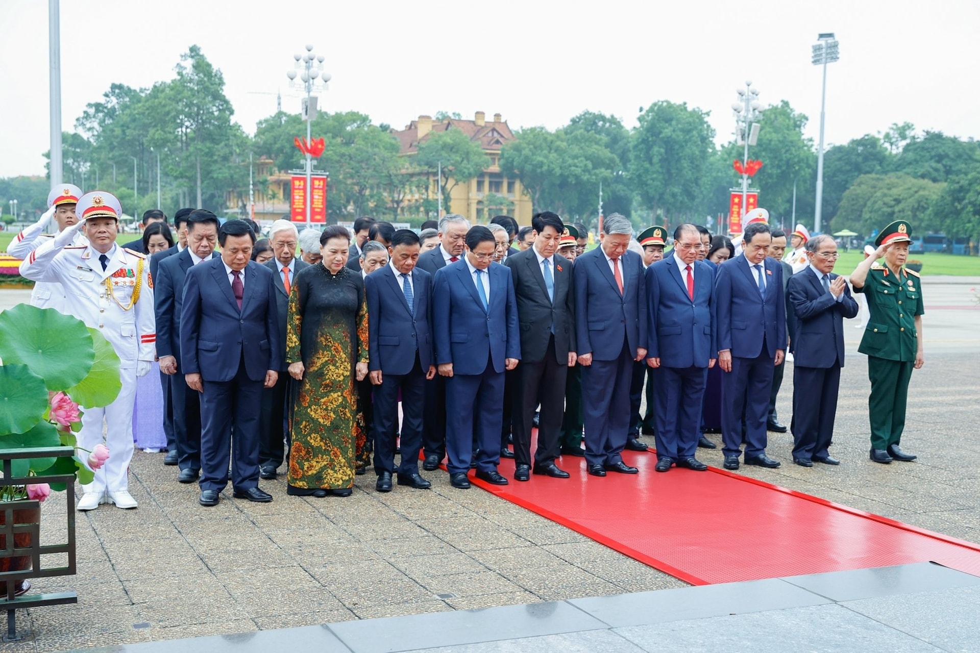 Lãnh đạo, nguyên lãnh đạo Đảng, Nhà nước tưởng nhớ Chủ tịch Hồ Chí Minh. (Ảnh: VGP)
