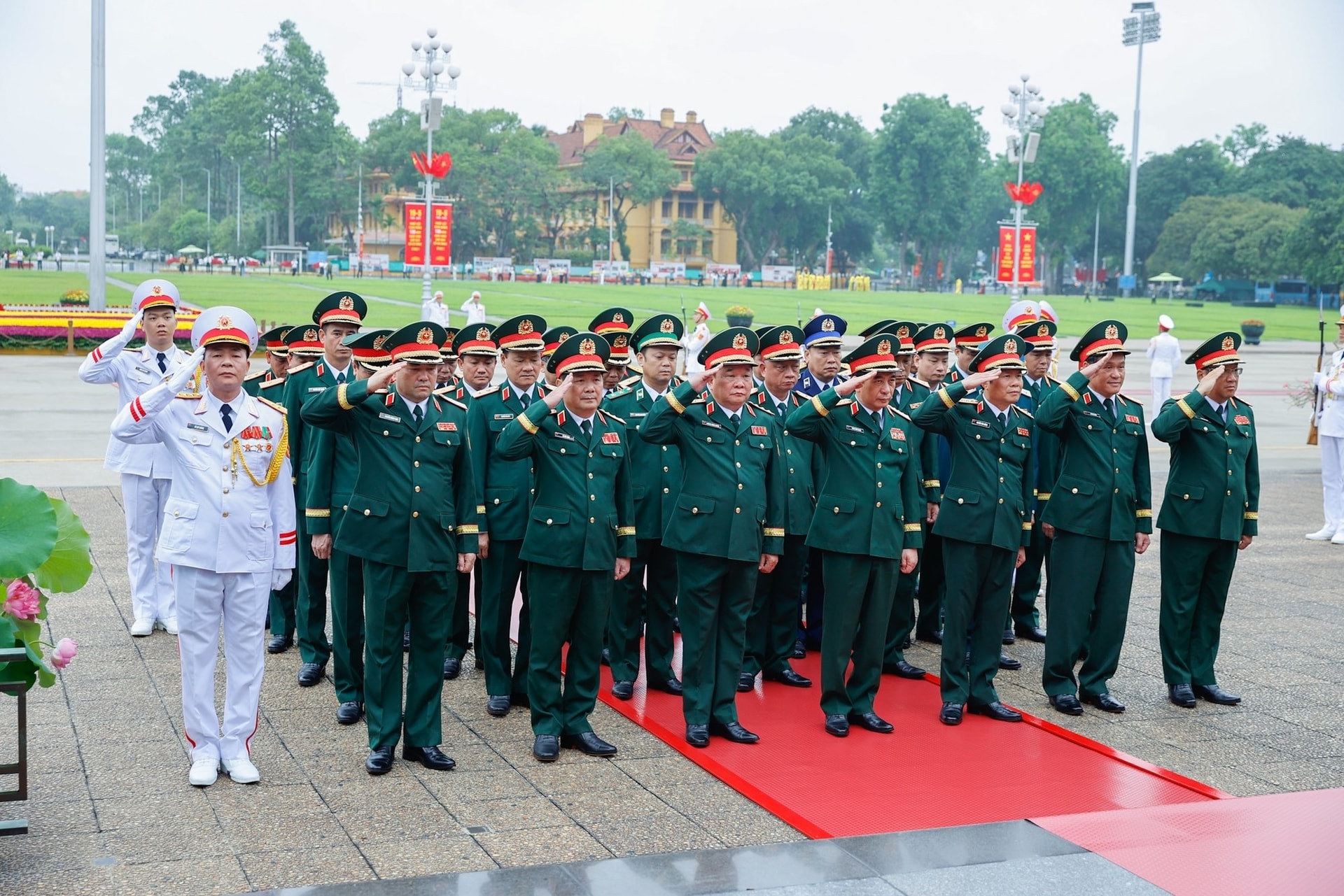 Đoàn đại biểu Quân ủy Trung ương - Bộ Quốc phòng vào Lăng viếng Bác. (Ảnh: VGP)