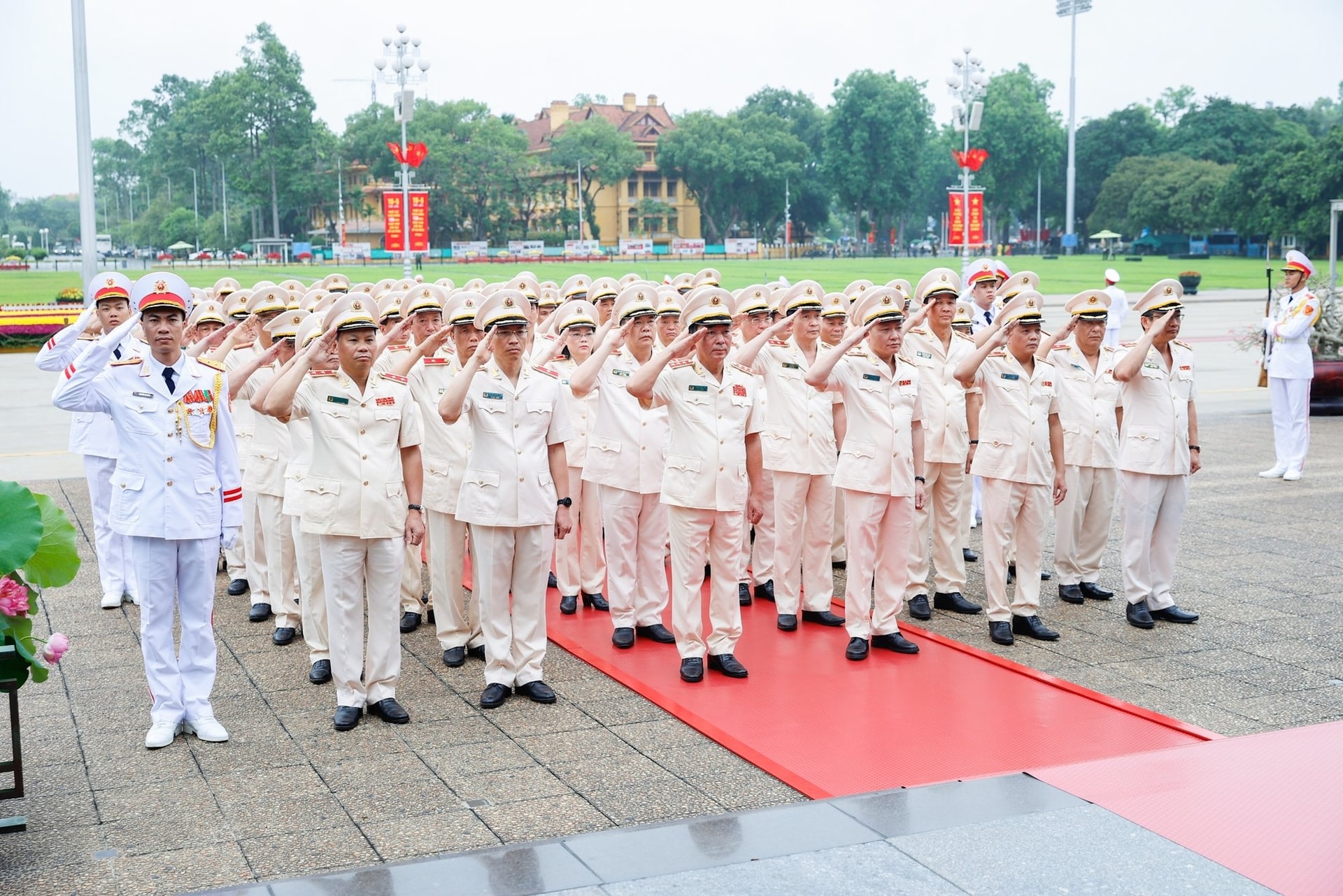 Đoàn đại biểu Đảng ủy Công an Trung ương - Bộ Công an vào Lăng viếng Bác. (Ảnh: VGP)