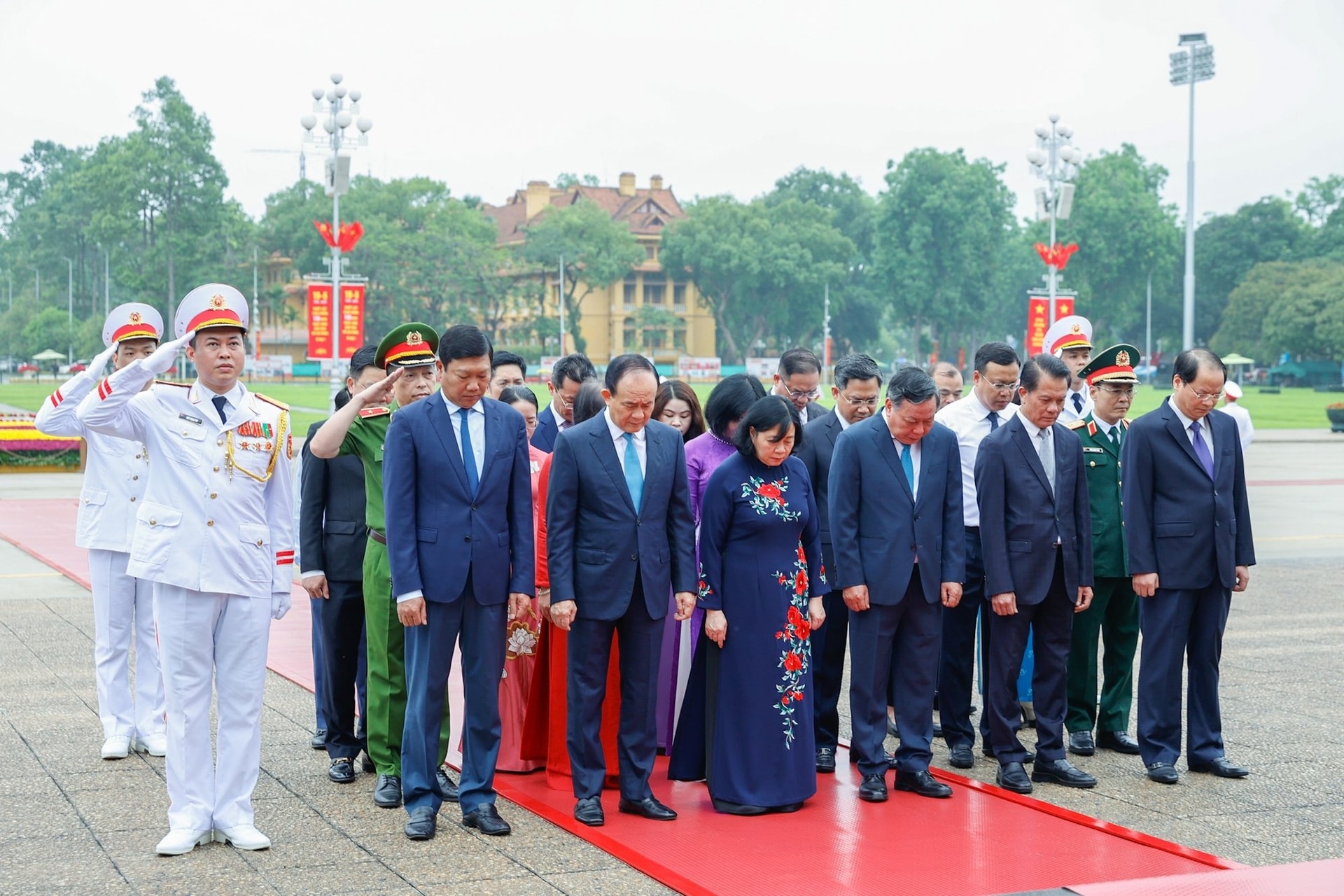 Đoàn đại biểu Thành uỷ, HĐND, UBND TP Hà Nội viếng Bác. (Ảnh: VGP)