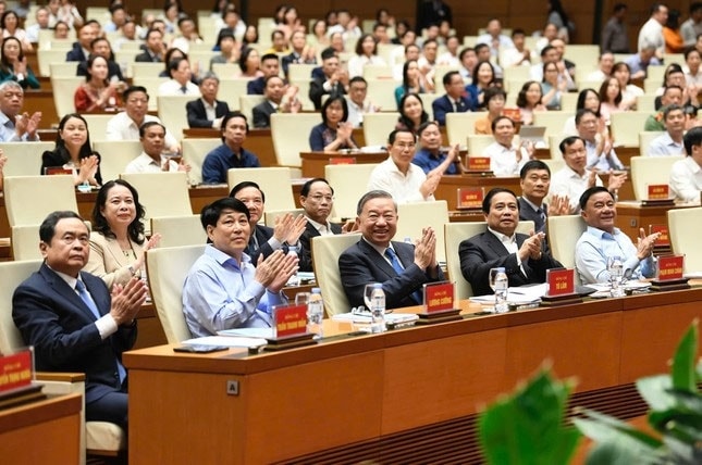bộ chính trị yêu cầu kiên quyết xử lý sai phạm trong công tác cán bộ khi sắp xếp hình ảnh 1 bo chinh tri yeu cau kien quyet xu ly sai pham trong cong tac can bo khi sap xep hinh anh 1