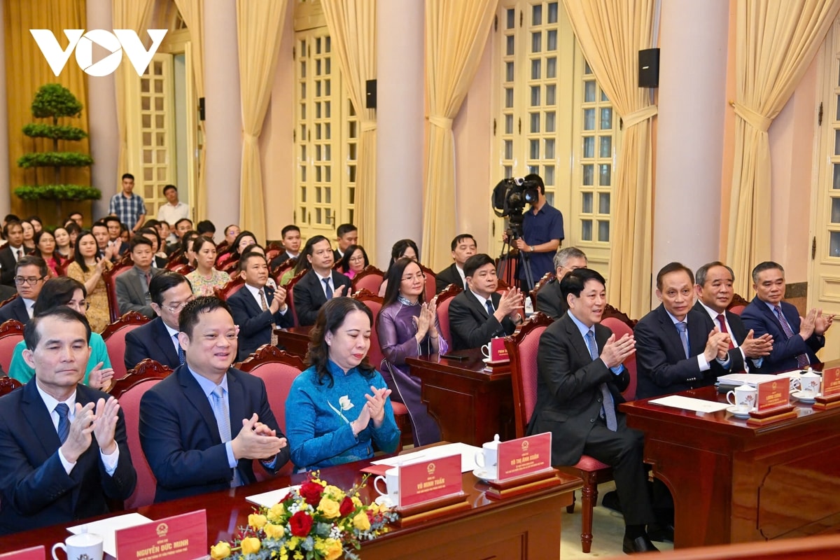 chủ tịch nước trao huy hiệu 40 năm tuổi Đảng cho chủ nhiệm văn phòng chủ tịch nước hình ảnh 1 chu tich nuoc trao huy hieu 40 nam tuoi Dang cho chu nhiem van phong chu tich nuoc hinh anh 1