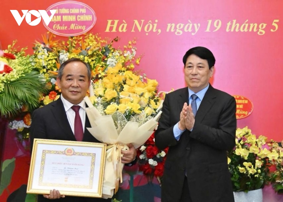 chủ tịch nước trao huy hiệu 40 năm tuổi Đảng cho chủ nhiệm văn phòng chủ tịch nước hình ảnh 3 chu tich nuoc trao huy hieu 40 nam tuoi Dang cho chu nhiem van phong chu tich nuoc hinh anh 3