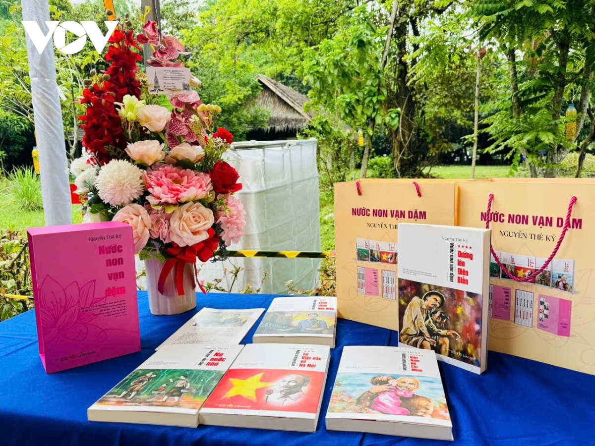 ra mắt cuốn sách song ngữ bác hồ ở thái lan tại udon thani hình ảnh 6 ra mat cuon sach song ngu bac ho o thai lan tai udon thani hinh anh 6