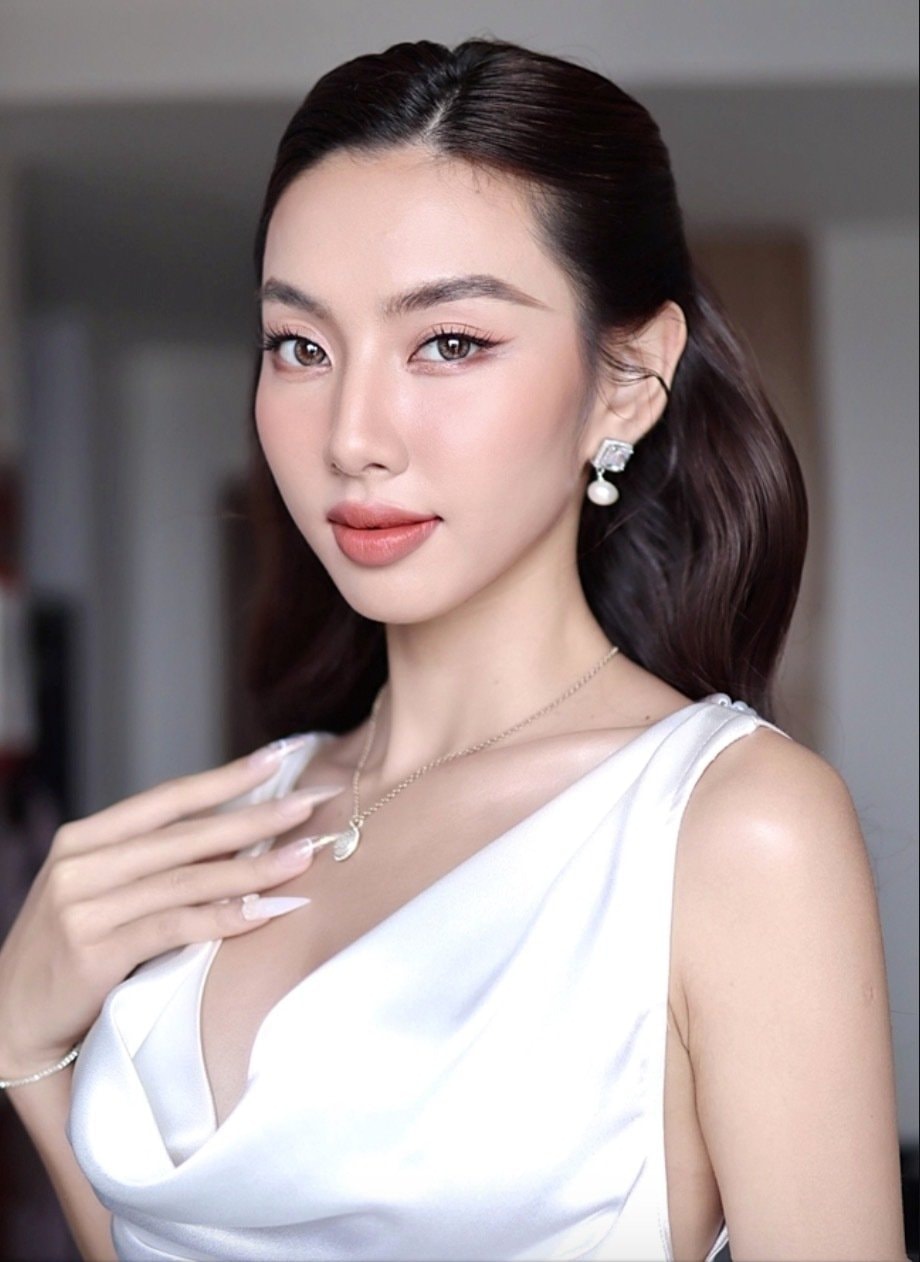 Thu nhập từ các kênh mạng xã hội cũng đem về cho nàng hậu số tiền không nhỏ.