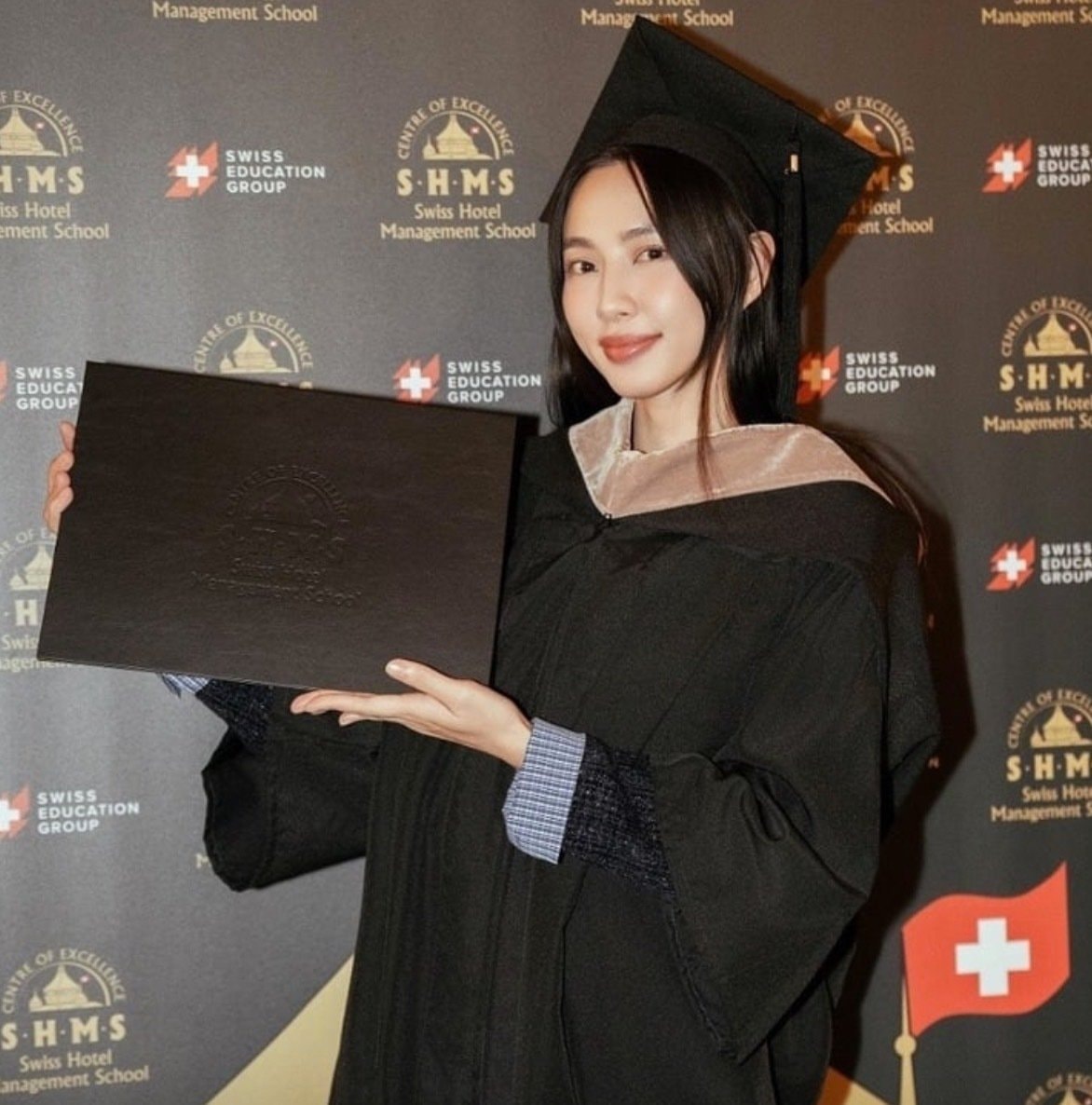 Thuỳ Tiên khoe ảnh nhận bằng thạc sĩ vào đầu năm 2025.