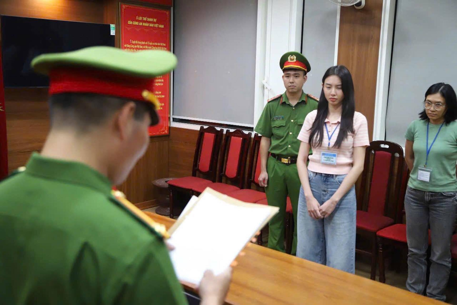 Hoa hậu Thuỳ Tiên bị khởi tố, bắt giam về tội Lừa dối khách hàng.