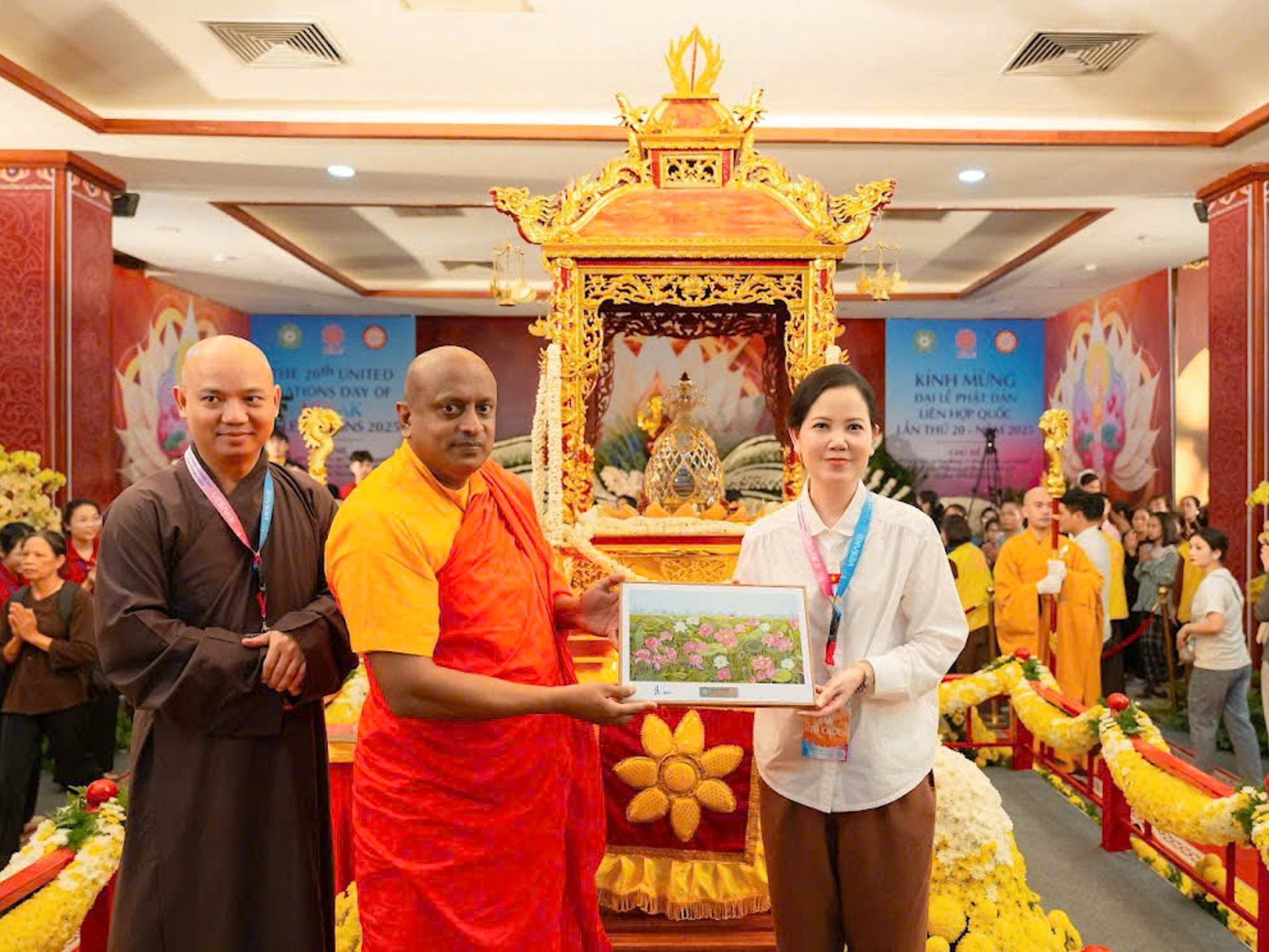 Hoạ sĩ Kim Đức tặng bức tranh “Liên hoa tịnh cảnh” tới Thầy Ven Sumiththananda There đến từ Ấn Độ - người Tháp tùng xá lợi Đức Phật về Việt Nam.