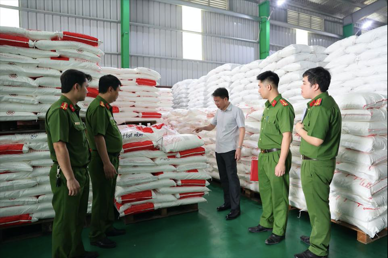 Đại tá Nguyễn Minh Tuấn - Giám đốc Công an tỉnh trực tiếp có mặt tại hiện trường để chỉ đạo Cơ quan CSĐT khám xét khẩn cấp, thu thập chứng cứ chứng minh hành vi phạm của các đối tượng. (Ảnh: Công an tỉnh Phú Thọ)