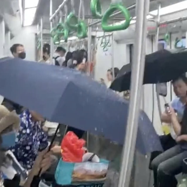 hành khách phải che ô trên tàu điện cát linh - hà Đông, nước ở đâu ra hình ảnh 1 hanh khach phai che o tren tau dien cat linh - ha Dong, nuoc o dau ra hinh anh 1