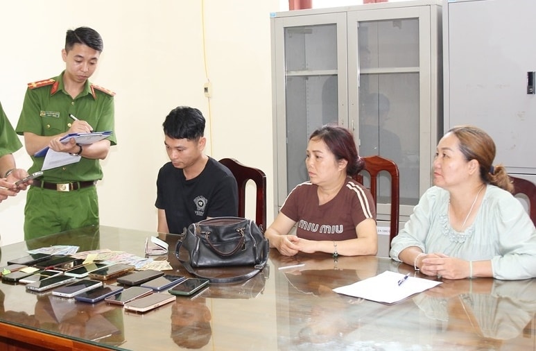 lợi dụng chiêm bái xá lợi Đức phật để móc điện thoại, ba đối tượng bị bắt hình ảnh 1 loi dung chiem bai xa loi Duc phat de moc dien thoai, ba doi tuong bi bat hinh anh 1