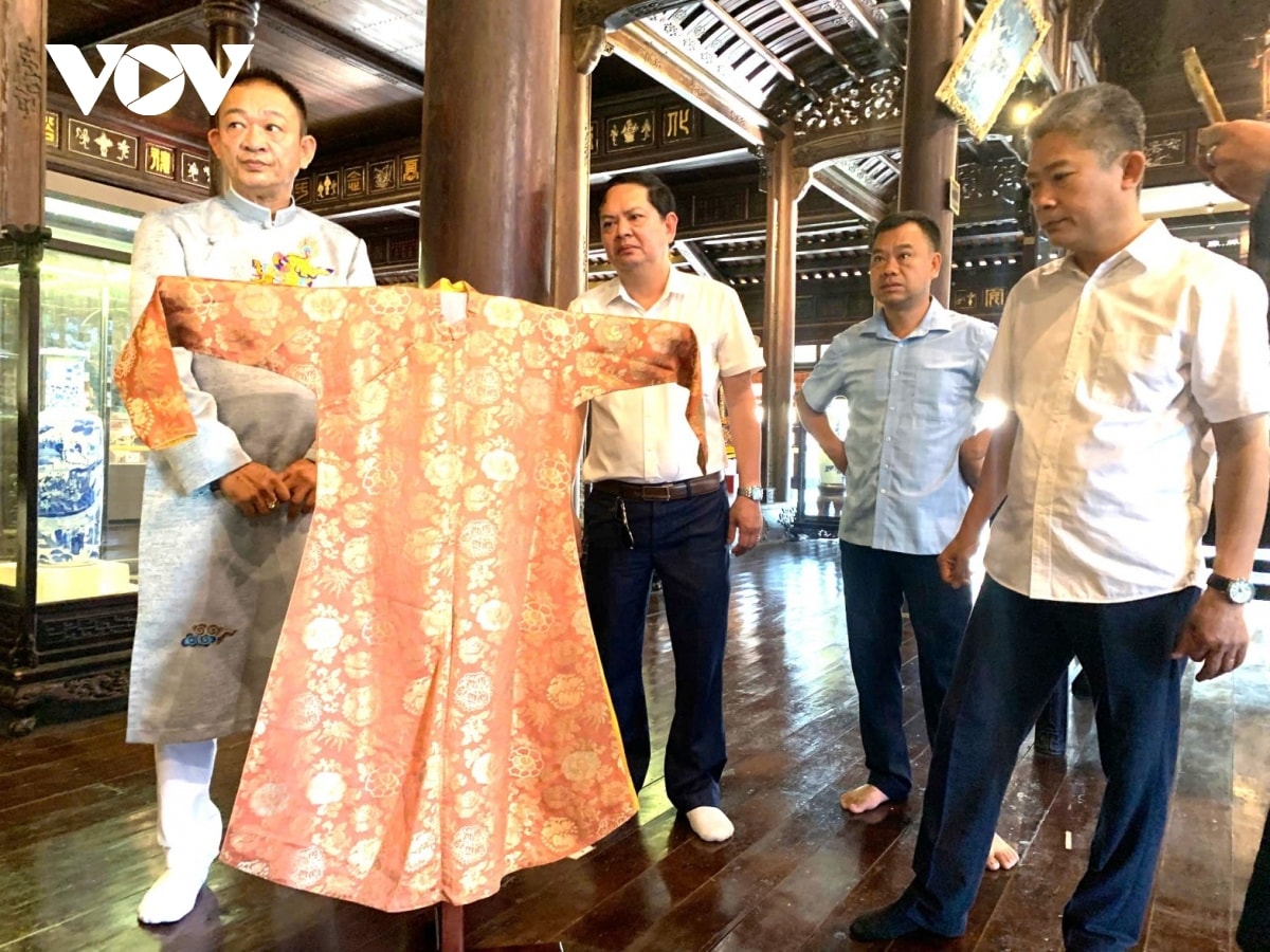 huế tiếp nhận hai chiếc áo quý của hoàng thái hậu từ cung hình ảnh 4 hue tiep nhan hai chiec ao quy cua hoang thai hau tu cung hinh anh 4
