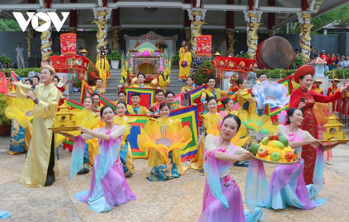 hàng ngàn du khách và người dân rước tượng bà chúa xứ núi sam ở an giang hình ảnh 2 hang ngan du khach va nguoi dan ruoc tuong ba chua xu nui sam o an giang hinh anh 2