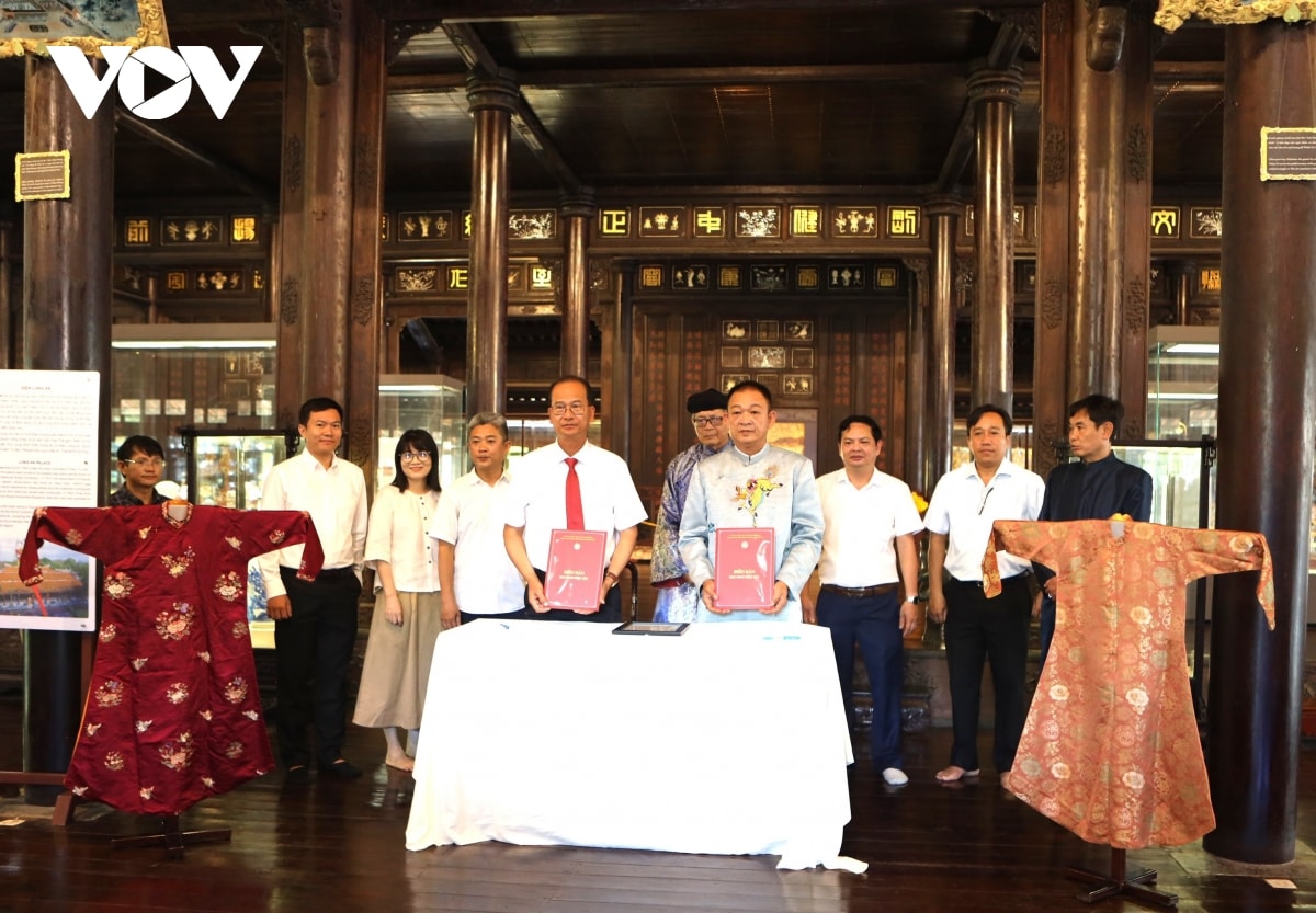 huế tiếp nhận hai chiếc áo quý của hoàng thái hậu từ cung hình ảnh 2 hue tiep nhan hai chiec ao quy cua hoang thai hau tu cung hinh anh 2