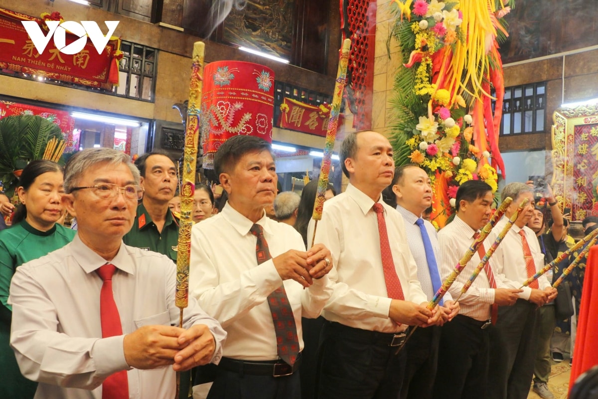 hàng ngàn du khách và người dân rước tượng bà chúa xứ núi sam ở an giang hình ảnh 10 hang ngan du khach va nguoi dan ruoc tuong ba chua xu nui sam o an giang hinh anh 10