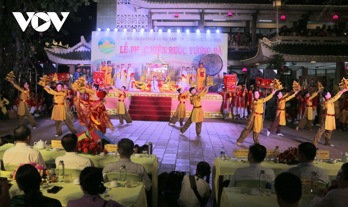 hàng ngàn du khách và người dân rước tượng bà chúa xứ núi sam ở an giang hình ảnh 9 hang ngan du khach va nguoi dan ruoc tuong ba chua xu nui sam o an giang hinh anh 9