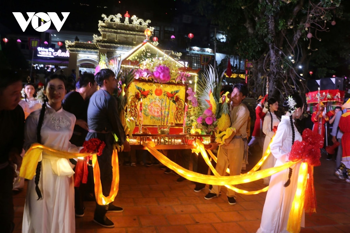 hàng ngàn du khách và người dân rước tượng bà chúa xứ núi sam ở an giang hình ảnh 7 hang ngan du khach va nguoi dan ruoc tuong ba chua xu nui sam o an giang hinh anh 7