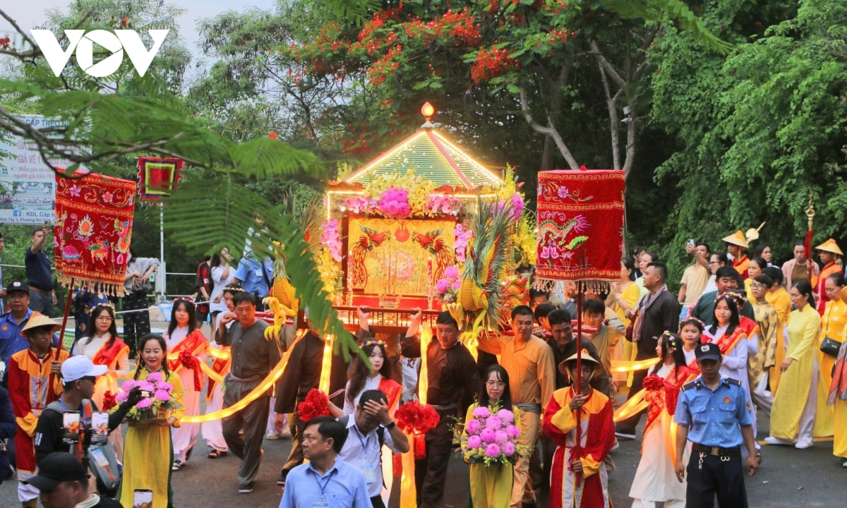 hàng ngàn du khách và người dân rước tượng bà chúa xứ núi sam ở an giang hình ảnh 5 hang ngan du khach va nguoi dan ruoc tuong ba chua xu nui sam o an giang hinh anh 5