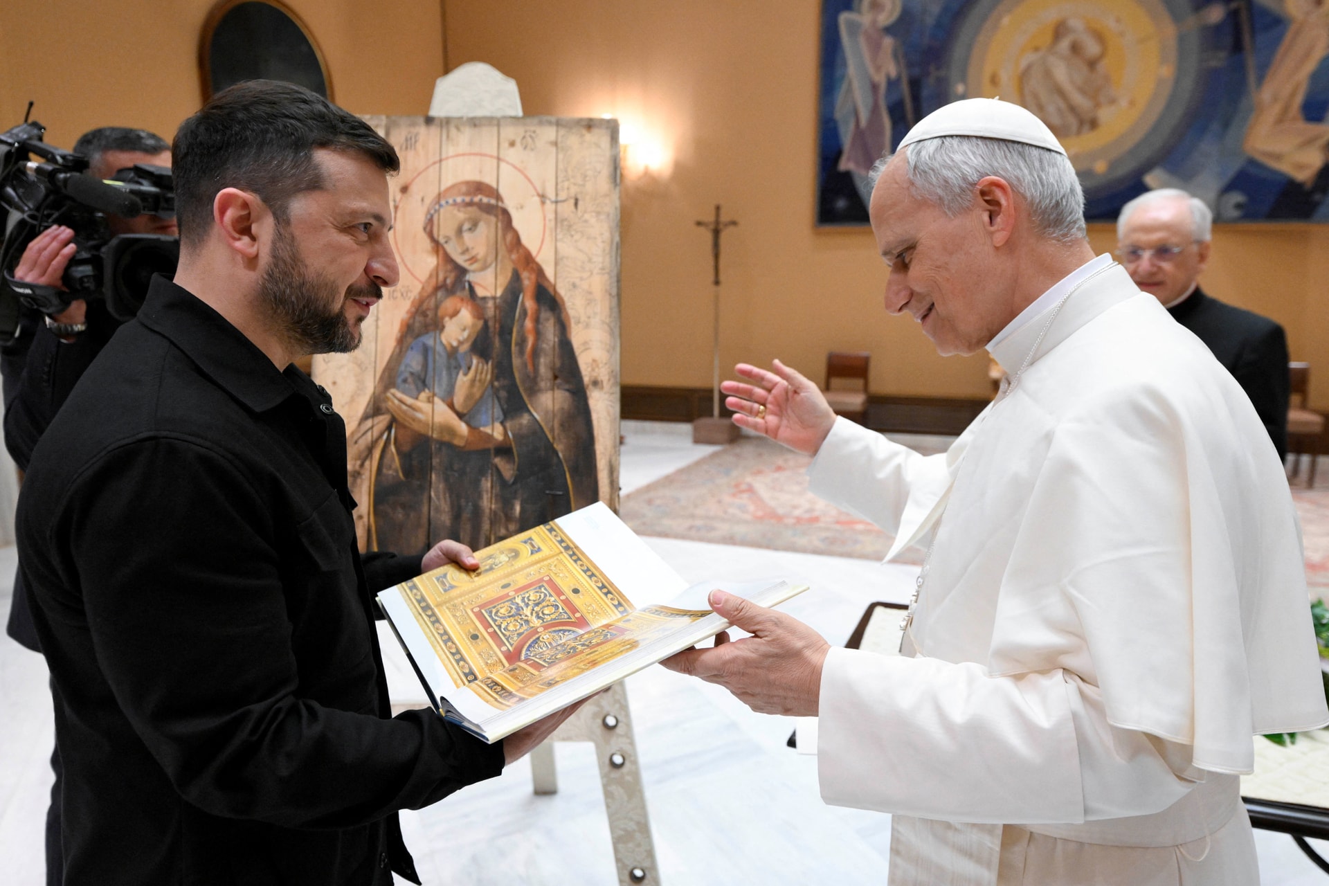 Tổng thống Ukraine Volodymyr Zelensky gặp Giáo hoàng Leo XIV vào ngày diễn ra Thánh lễ nhậm chức của ông tại Quảng trường Thánh Peter, Vatican. (Ảnh: Truyền thông Vatican/Reuters)
