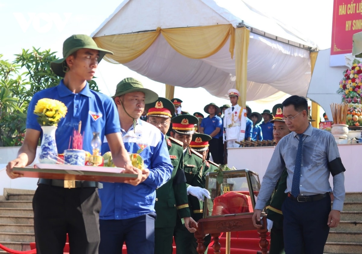 Đưa 17 liệt sĩ hy sinh tại lào về truy điệu và an táng tại tỉnh quảng bình hình ảnh 1 Dua 17 liet si hy sinh tai lao ve truy dieu va an tang tai tinh quang binh hinh anh 1