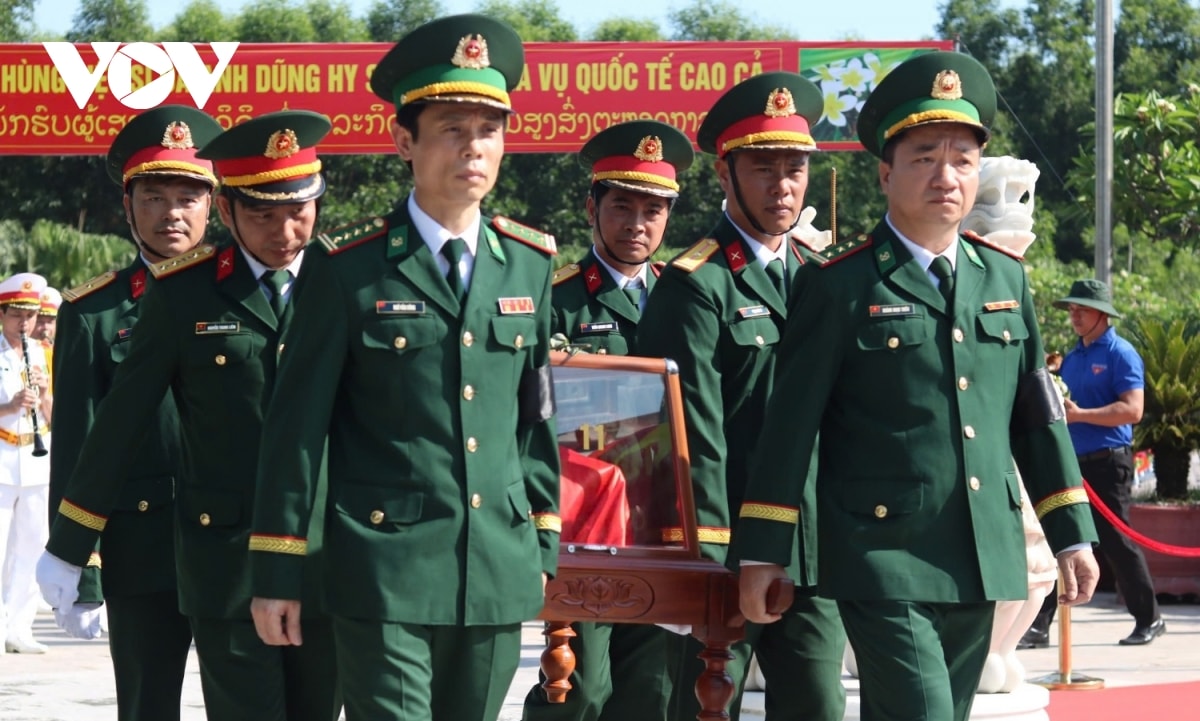 Đưa 17 liệt sĩ hy sinh tại lào về truy điệu và an táng tại tỉnh quảng bình hình ảnh 4 Dua 17 liet si hy sinh tai lao ve truy dieu va an tang tai tinh quang binh hinh anh 4
