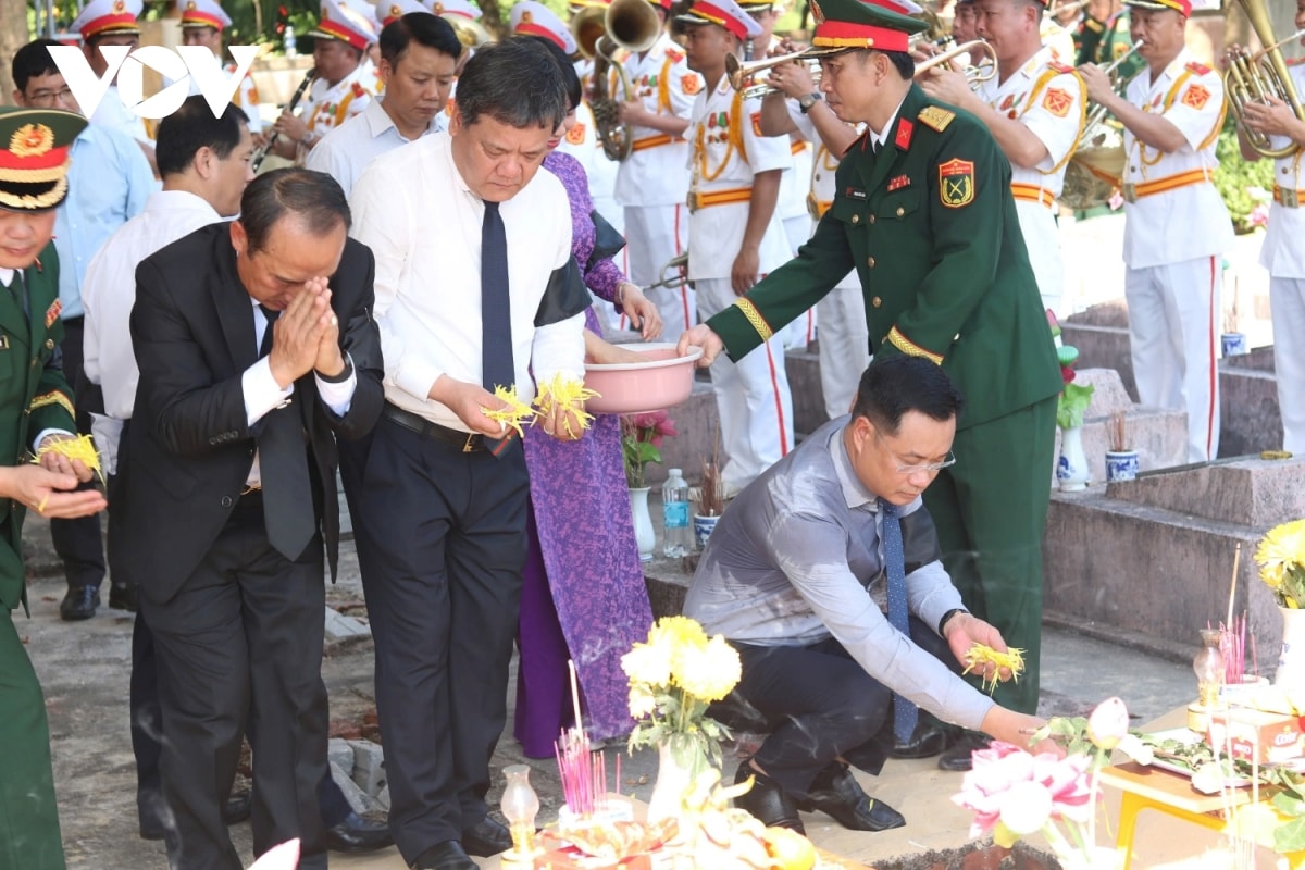 Đưa 17 liệt sĩ hy sinh tại lào về truy điệu và an táng tại tỉnh quảng bình hình ảnh 2 Dua 17 liet si hy sinh tai lao ve truy dieu va an tang tai tinh quang binh hinh anh 2