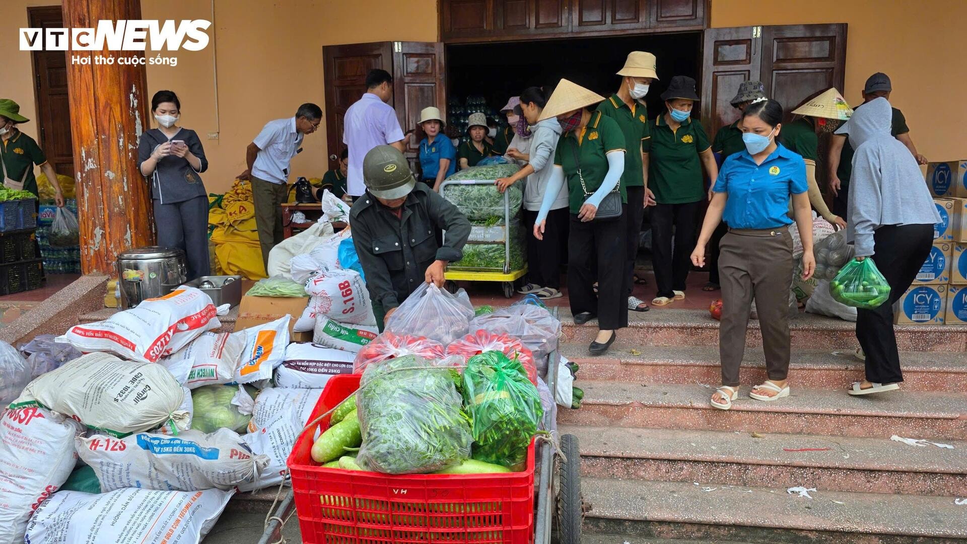 Chùa Phúc Sơn chuẩn bị 300.000 suất ăn mỗi ngày cho khách chiêm bái xá lợi Phật - 7