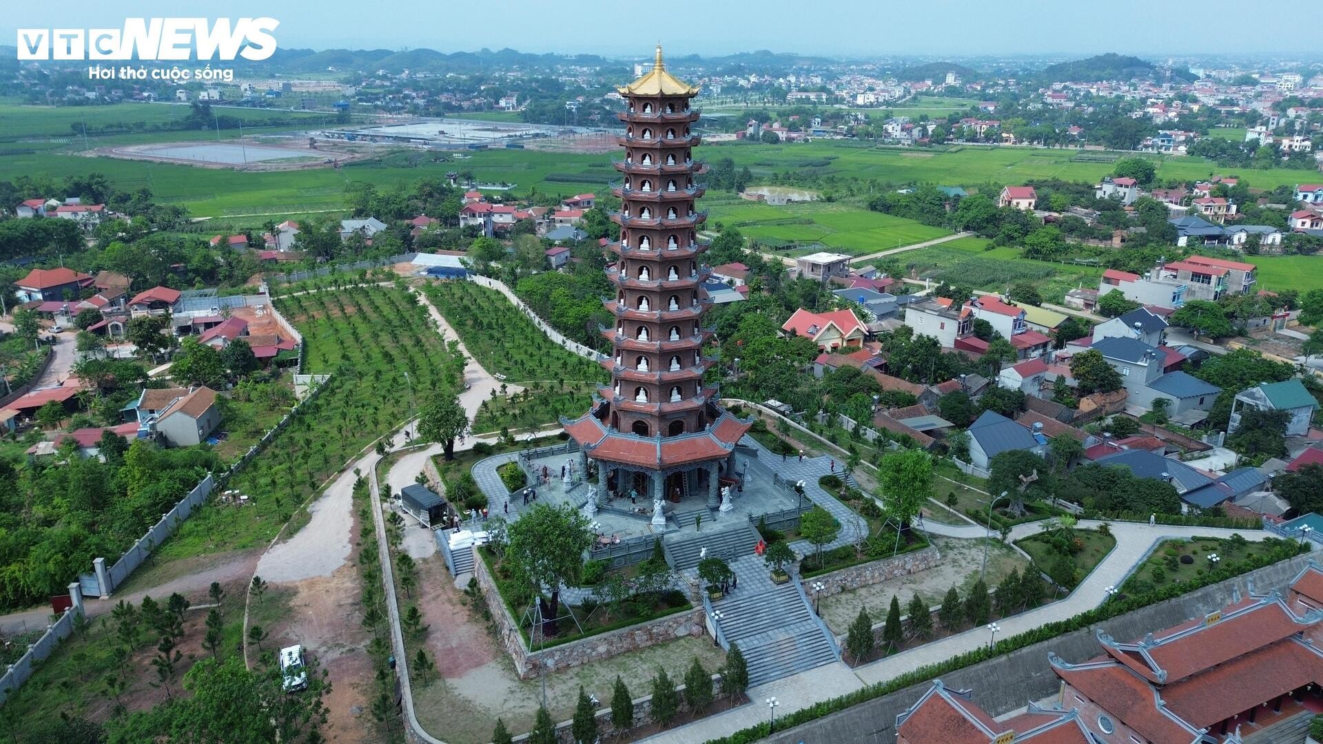 Chùa Phúc Sơn chuẩn bị 300.000 suất ăn mỗi ngày cho khách chiêm bái xá lợi Phật - 1