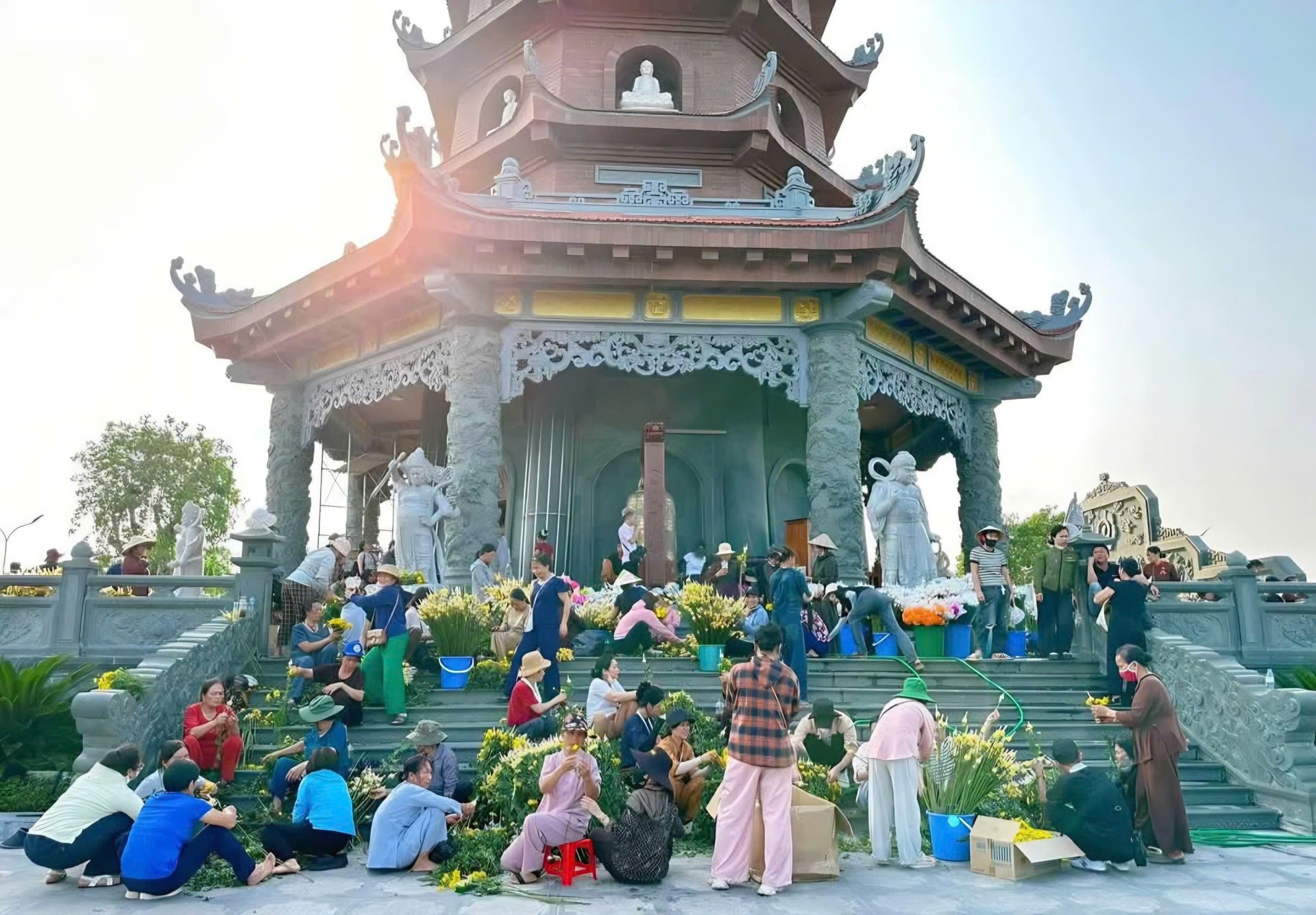 Chùa Phúc Sơn chuẩn bị 300.000 suất ăn mỗi ngày cho khách chiêm bái xá lợi Phật - 5