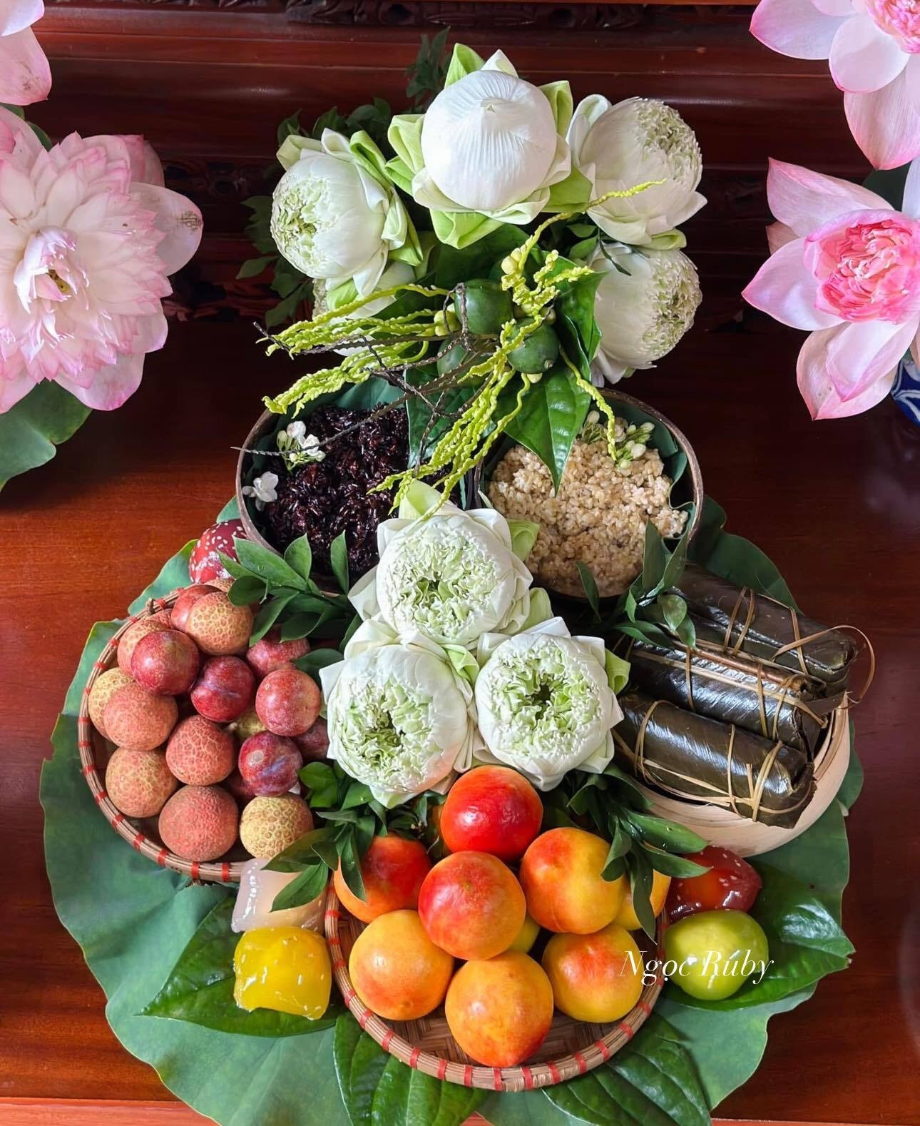 Mâm lễ cúng Tết Đoan ngọ với rượu nếp, bánh tro và các loại qủa. (Ảnh: Đỗ Thu Ngọc)