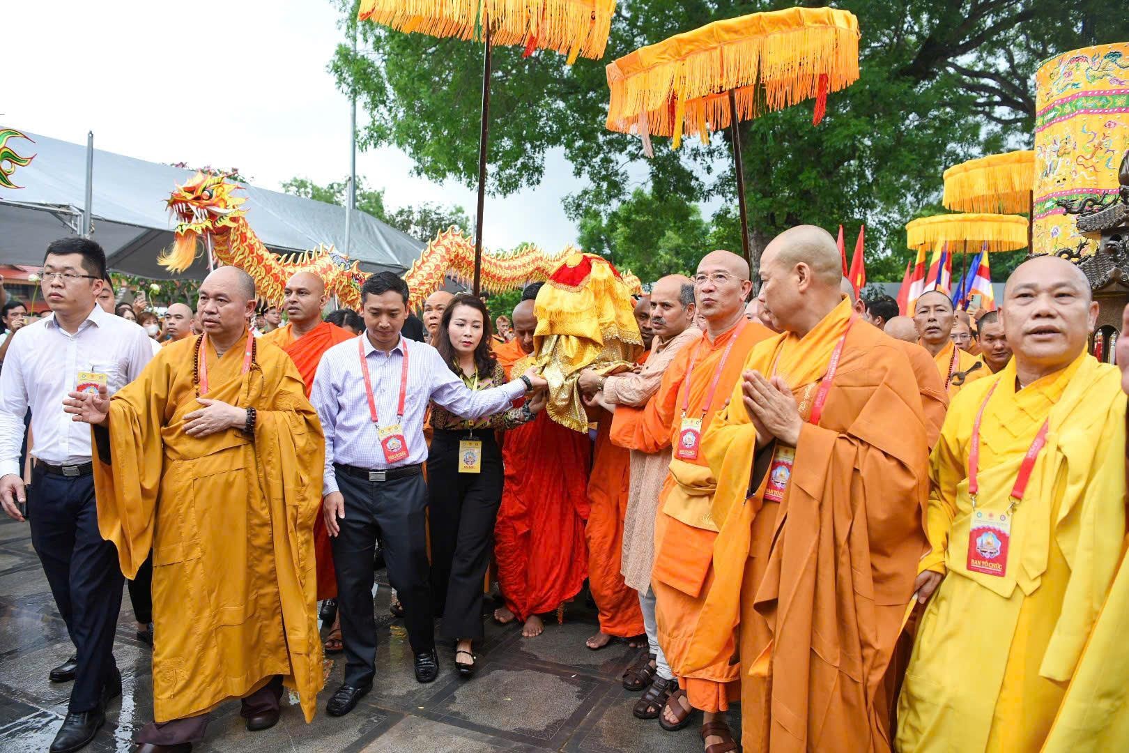 Hàng vạn người dân, phật tử đội mưa đến chùa Phúc Sơn chiêm bái xá lợi Phật - 2