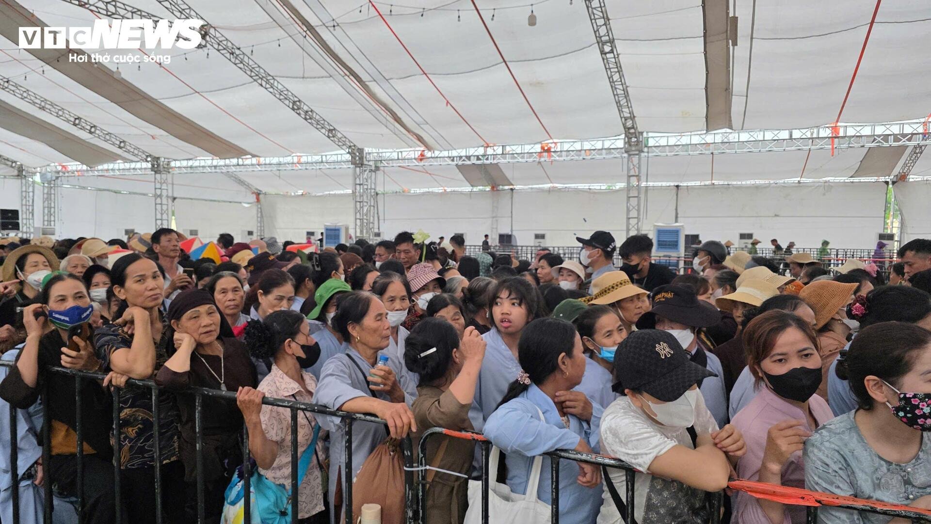 Hàng vạn người dân, phật tử đội mưa đến chùa Phúc Sơn chiêm bái xá lợi Phật - 7