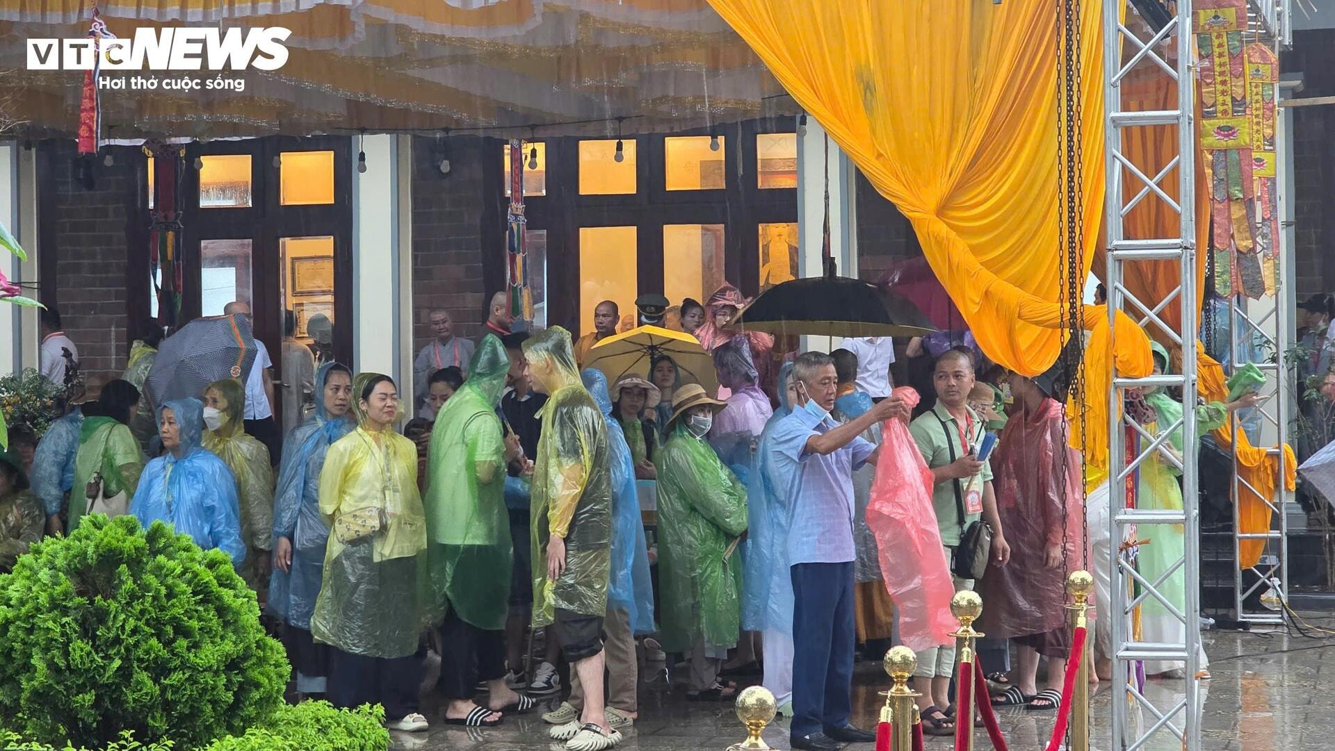 Hàng vạn người dân, phật tử đội mưa đến chùa Phúc Sơn chiêm bái xá lợi Phật - 8