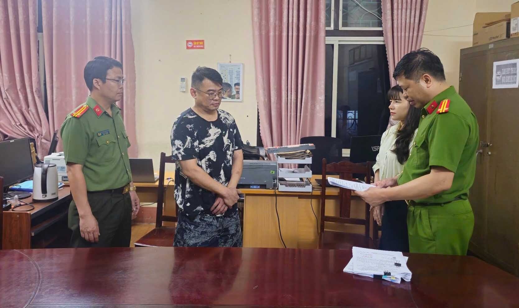 Lim Choon Foong (tức Nick Lim) (SN 1982, quốc tịch Malaysia, tạm trú tại phòng 1703, tầng 17, chung cư An Phú, phường 11, quận 6, TP.HCM) cầm đầu đường dây.