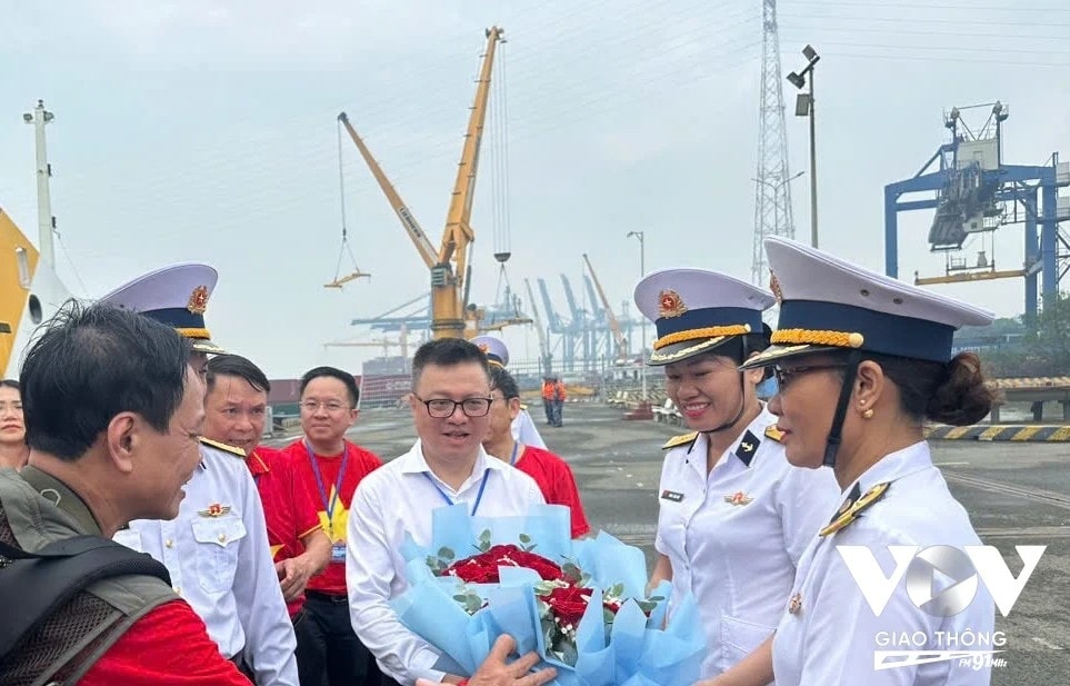 100 lãnh đạo, phóng viên báo chí lên đường hướng về trường sa hình ảnh 12 100 lanh dao, phong vien bao chi len duong huong ve truong sa hinh anh 12