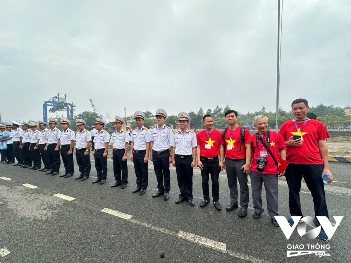 100 lãnh đạo, phóng viên báo chí lên đường hướng về trường sa hình ảnh 13 100 lanh dao, phong vien bao chi len duong huong ve truong sa hinh anh 13