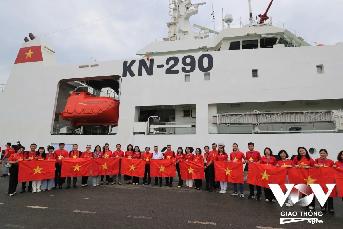 100 lãnh đạo, phóng viên báo chí lên đường hướng về trường sa hình ảnh 14 100 lanh dao, phong vien bao chi len duong huong ve truong sa hinh anh 14