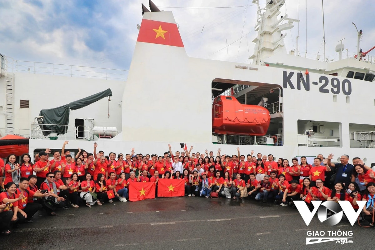 100 lãnh đạo, phóng viên báo chí lên đường hướng về trường sa hình ảnh 1 100 lanh dao, phong vien bao chi len duong huong ve truong sa hinh anh 1