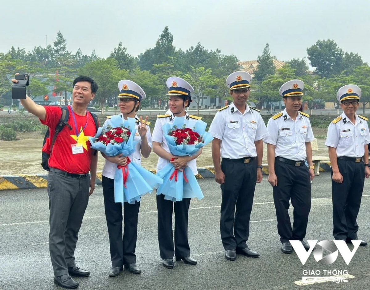 100 lãnh đạo, phóng viên báo chí lên đường hướng về trường sa hình ảnh 5 100 lanh dao, phong vien bao chi len duong huong ve truong sa hinh anh 5