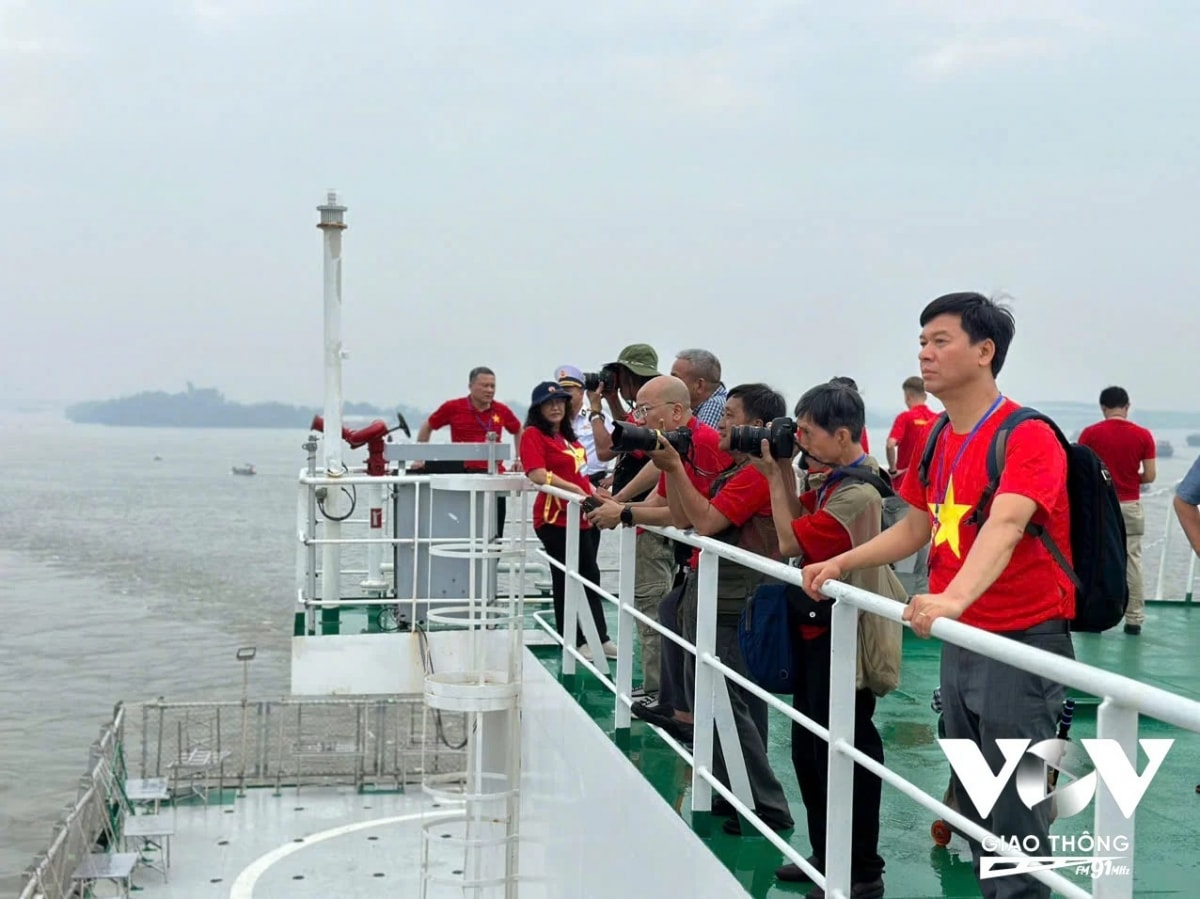 100 lãnh đạo, phóng viên báo chí lên đường hướng về trường sa hình ảnh 6 100 lanh dao, phong vien bao chi len duong huong ve truong sa hinh anh 6